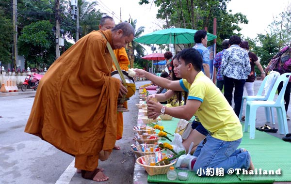 泰國清康旅遊Chiang Khan和尚化緣布施12.jpg