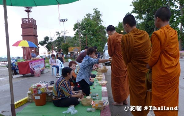 泰國清康旅遊Chiang Khan和尚化緣布施13.jpg