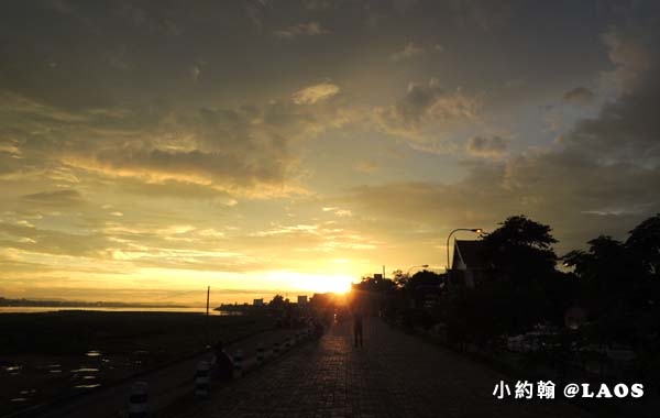 寮國Chao Anouvong Park賞夕陽1.jpg