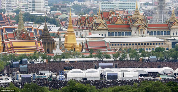 Mourners in honour of Thailand's King Sanam Luang2.jpg