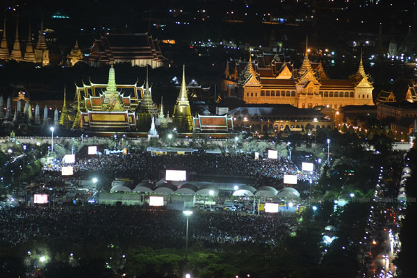 Thai people around Grand Palace for the king.jpg