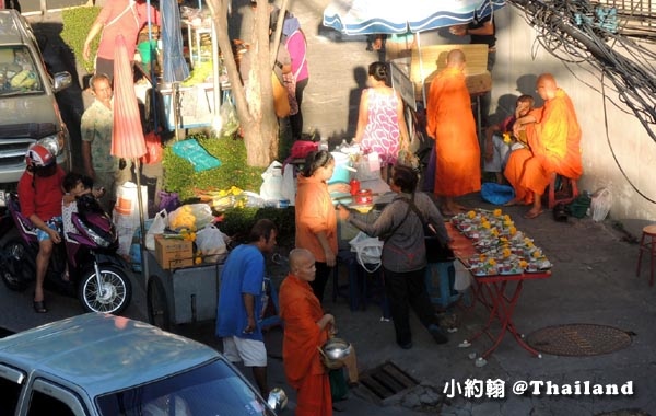 Wat Tai  On nut bangkok market和尚化緣.jpg