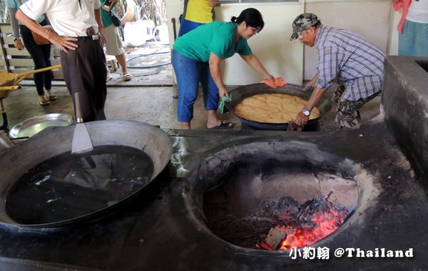 Coconut Museum.Baanrimklong Homestay製作椰子糖1.jpg