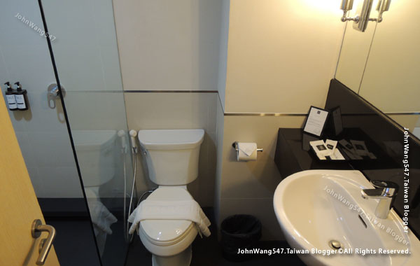 Thee Bangkok Sukhumvit 20 Hotel shower.jpg