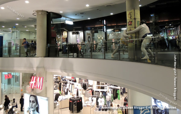 Terminal21 Asok shopping H&M.jpg