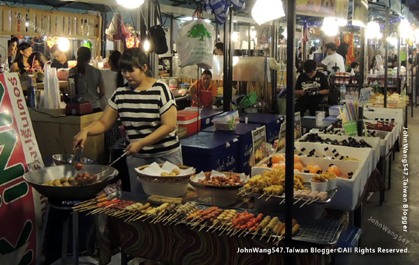 Talad Neon Pratunam Night Market16.jpg