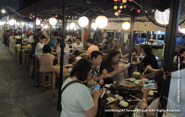 Talad Neon Pratunam Night Market15.jpg