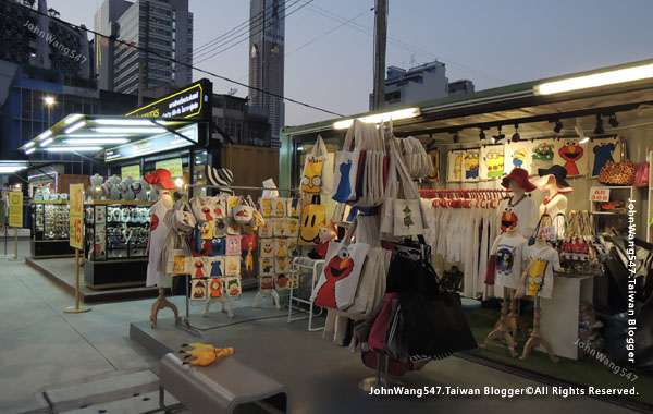 Talad Neon Pratunam Night Market12.jpg