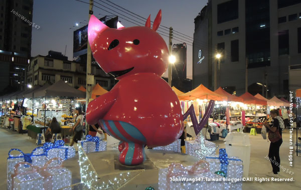 Talad Neon Pratunam Night Market10.jpg