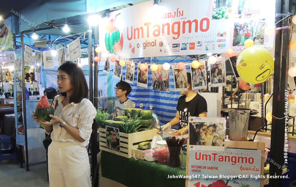 Talad Neon Pratunam Night Market9.jpg