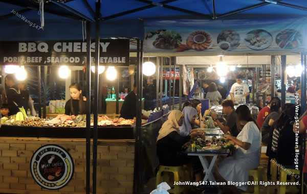 Talad Neon Pratunam Night Market5.jpg