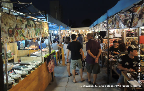 Talad Neon Pratunam Night Market4.jpg