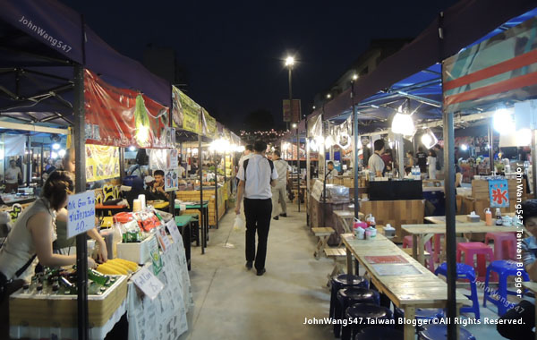 Talad Neon Pratunam Night Market3.jpg