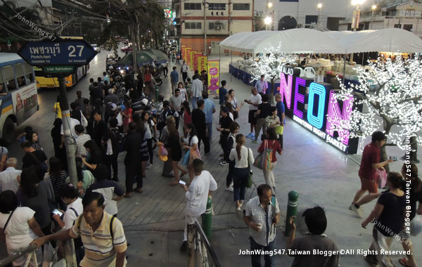 Talad Neon Pratunam Night Market2.jpg