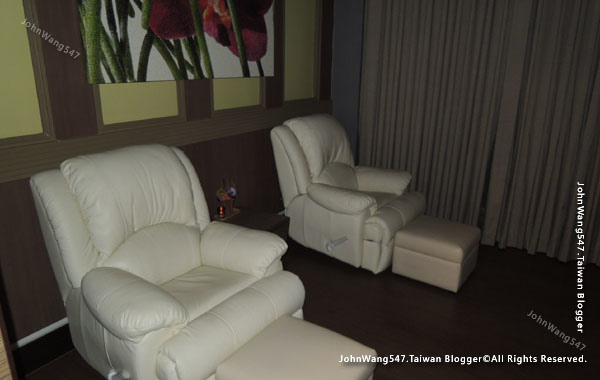 Let's Relax Berkeley Hotel Pratunam FOOT MASSAGE.jpg