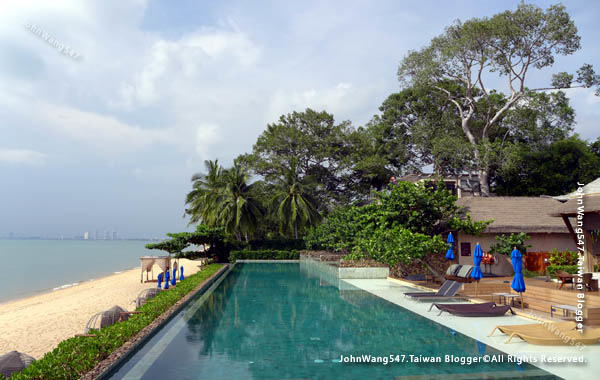 U Pattaya Hotel beach pool.jpg