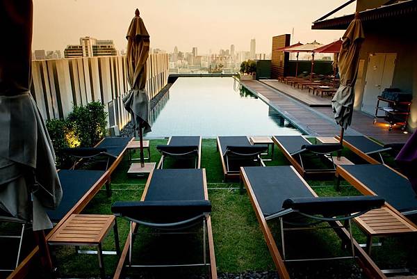 Mercure Bangkok Siam Hotel pool.jpg