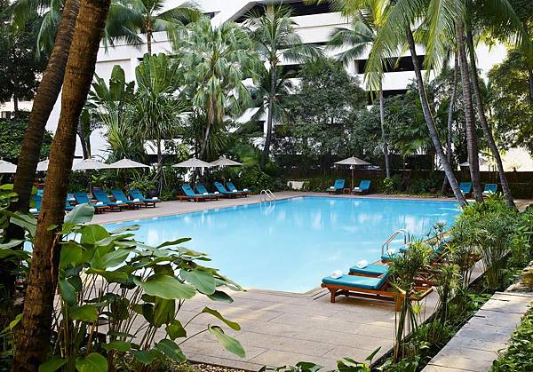 Anantara Siam Bangkok Hotel pool.jpg