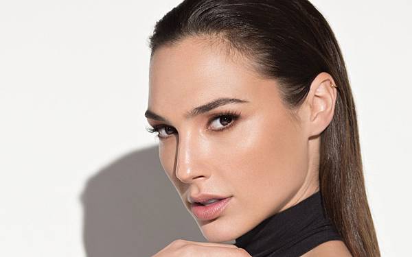 Gal Gadot face closeup.jpg