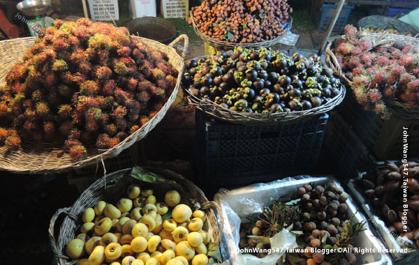 Angkor Local Night market fruits2.jpg