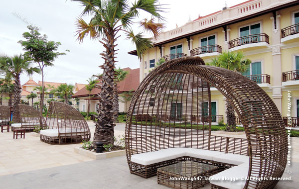 Sokha Siem Reap Resort poolside.jpg