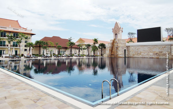 Sokha Siem Reap Resort big pool.jpg