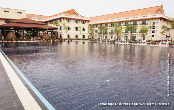 Sokha Siem Reap Resort big pool3.jpg