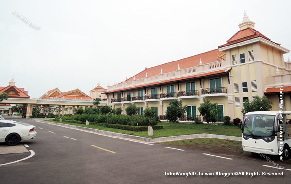 Sokha Siem Reap Resort parking1.jpg