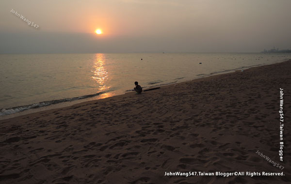 The Glass House Pattaya beach sunset.jpg