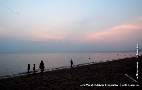 The Glass House Pattaya beach sunset2.jpg