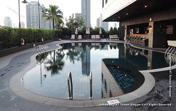 Grand Mercure Bangkok Fortune Pool.jpg