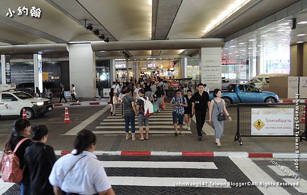 Siam Paragon Bangkok walk.jpg