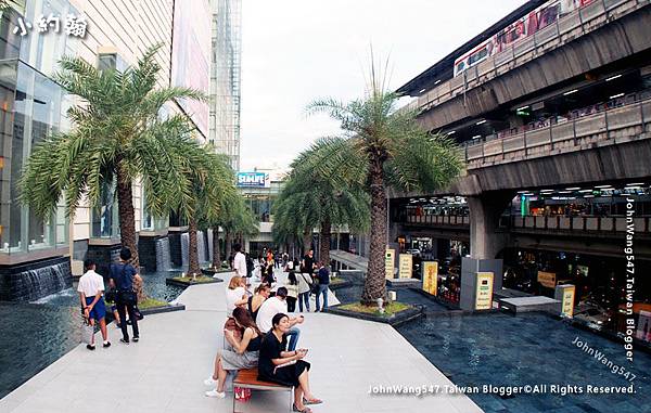 Siam Paragon Bangkok tree pool.jpg