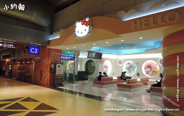 桃園機場長榮hello kitty休息室.jpg