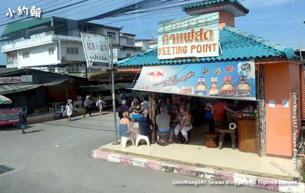 Damnoen Saduak Floating Market meeting point.jpg