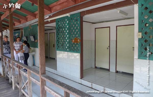 Damnoen Saduak Floating Market  toilet.jpg