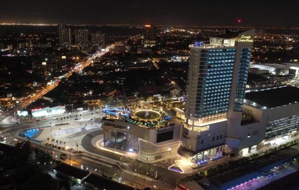 Grande Centre Point Pattaya Hotel Night.jpg