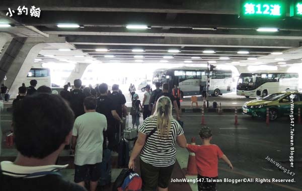 Suvarnabhumi airport bus to Pattaya3.jpg