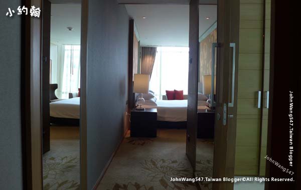 Eastin Grand Hotel Sathorn Executive Deluxe Room.jpg