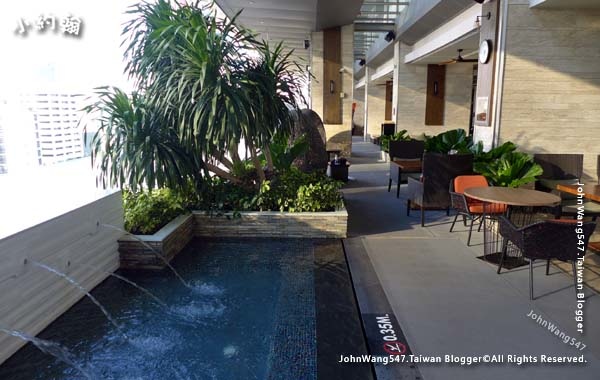 Eastin Grand Hotel Sathorn swimming pool2.jpg