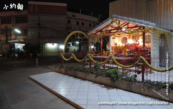 local temple on Rama IV Road.jpg