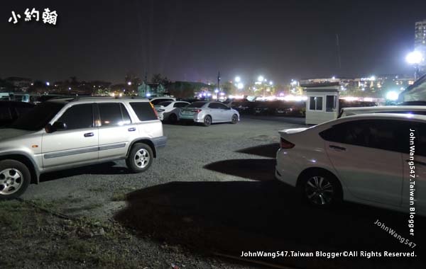 Samyan Market parking lot.jpg