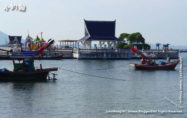 Bangsaen Lang Beach Public Park.jpg