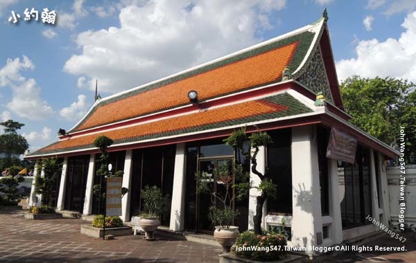 Wat Pho Bangkok massage shop.jpg