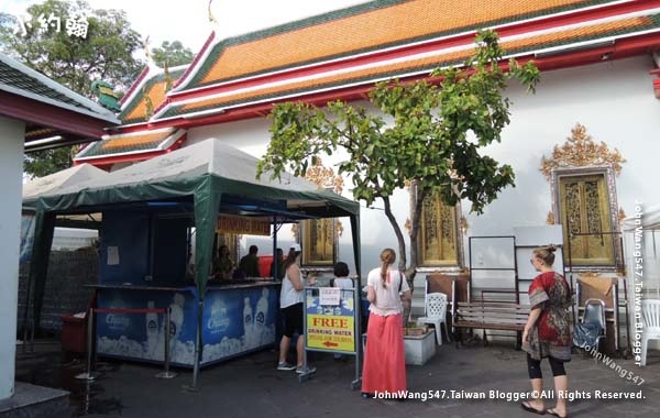 Wat Pho Bangkok free water.jpg