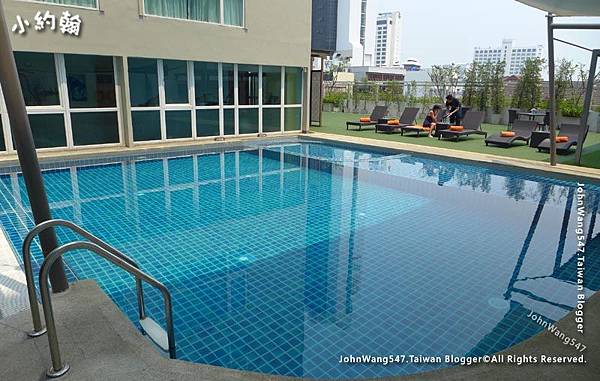 Chiang Mai Movenpick Suriwongse Hotel Pool.jpg