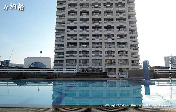 Pxpress Hotel Si Racha swmming Pool3.jpg