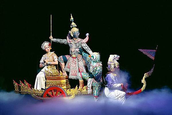 Khon performance at the Sala Chalermkrung Royal Theatre.jpg