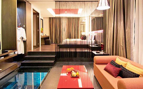 Z Through Pattaya Deluxe King Pool Access2.jpg