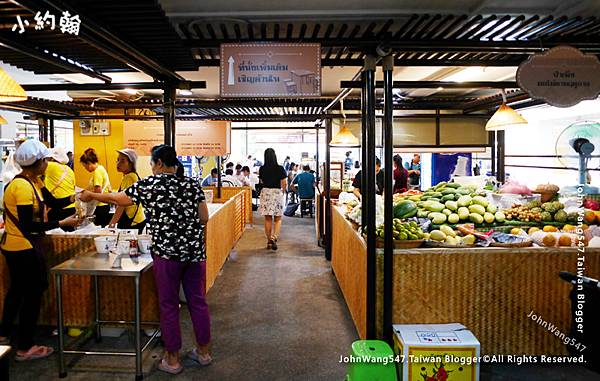 The Old Siam Plaza Bangkok Food court.jpg